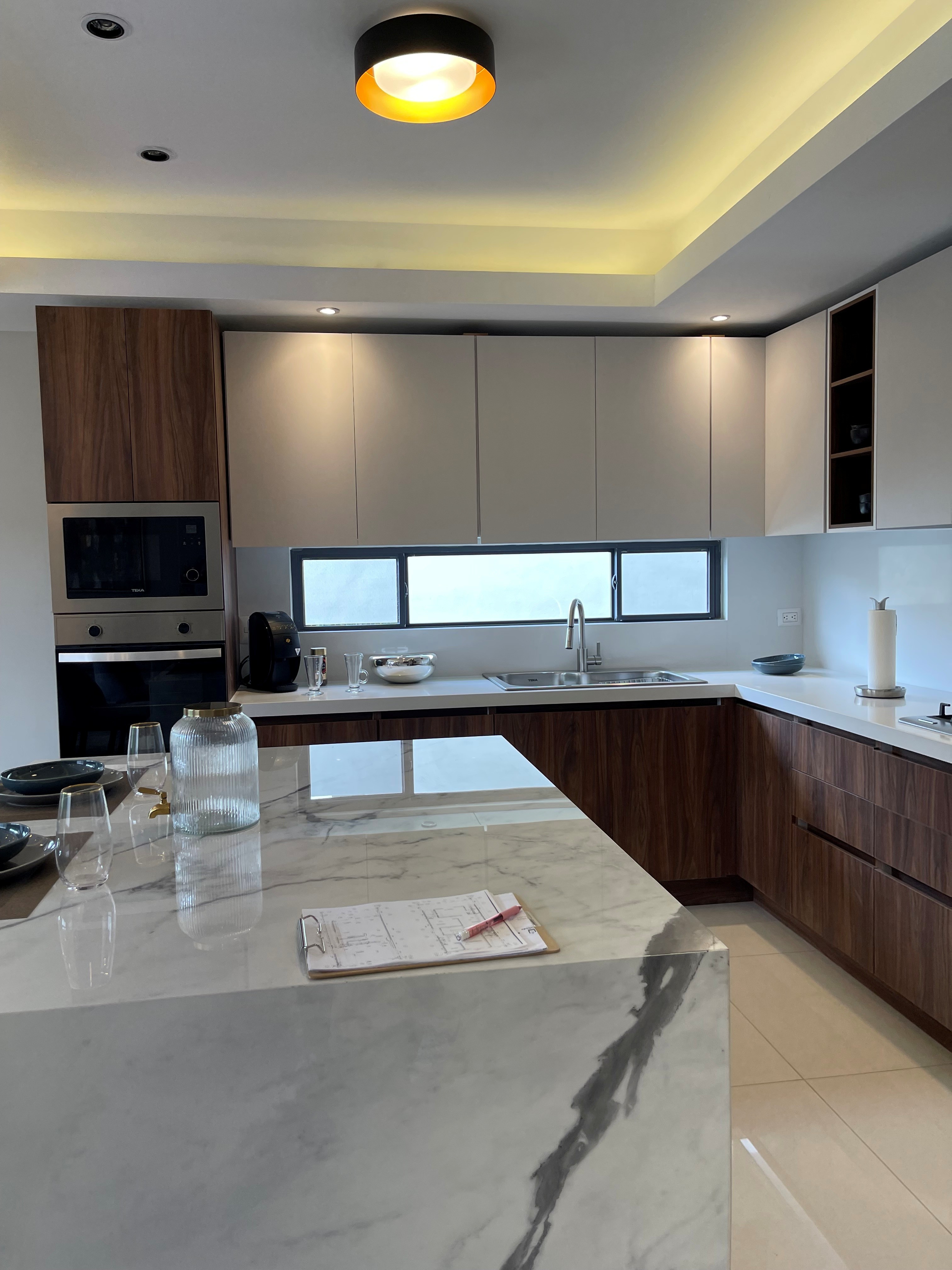 Cocina de lujo con isla de mármol